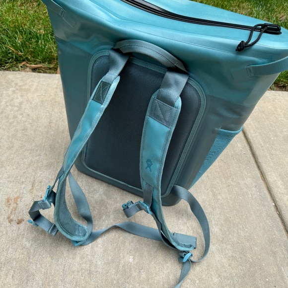 Hydroflask backpack Cooler - Picture 3 of 4